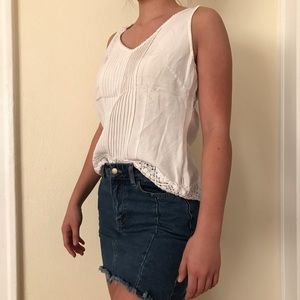 White Sleeveless Top with Vertical Knit Pattern